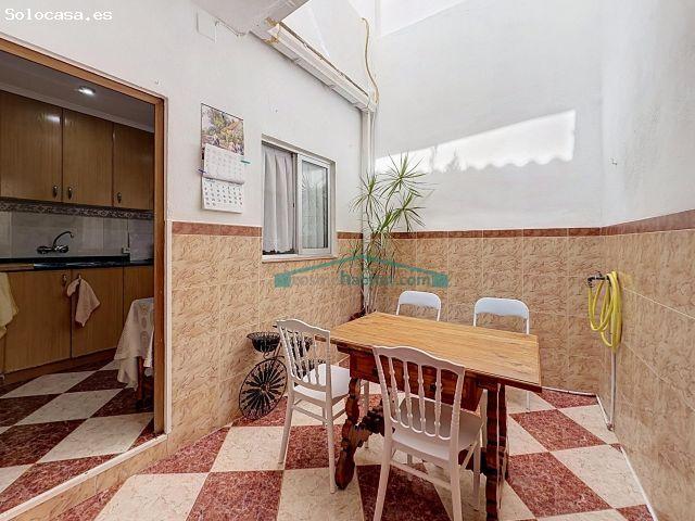 Casa de pueblo reformada con patio y terrazas en Benaguasil