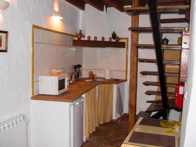 Casa de pueblo restaurada con chimenea y arquitectura tradicional en la Sierra