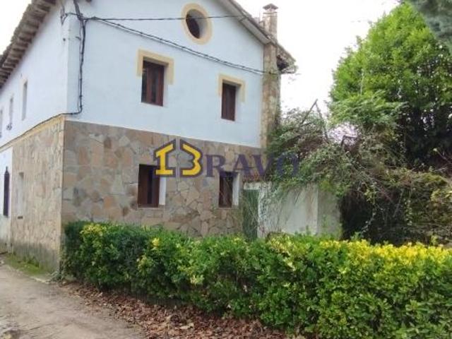 CASA ADOSADA DE PUEBLO RESTAURADA EN EL VALLE DE LOSA