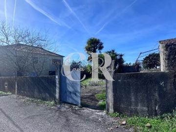 Casa de pedra com terreno e poço