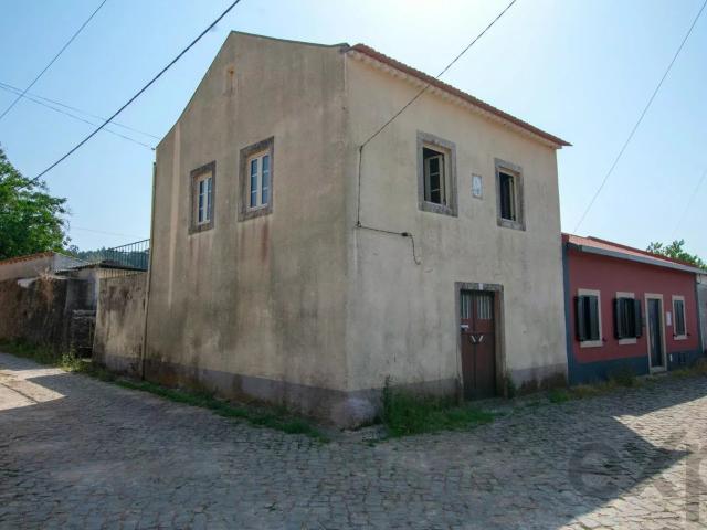 Casa de Pedra com Anexo numa Aldeia Tranquila de Portugal