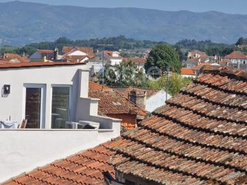 Casa de pedra com potencial no coração de Vila Nova de Tazem
