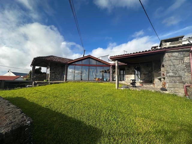 Casa de pedra singular com estética industrial