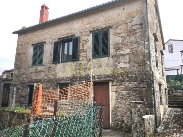 Casa de piedra tradicional de Galicia, mar y montaña