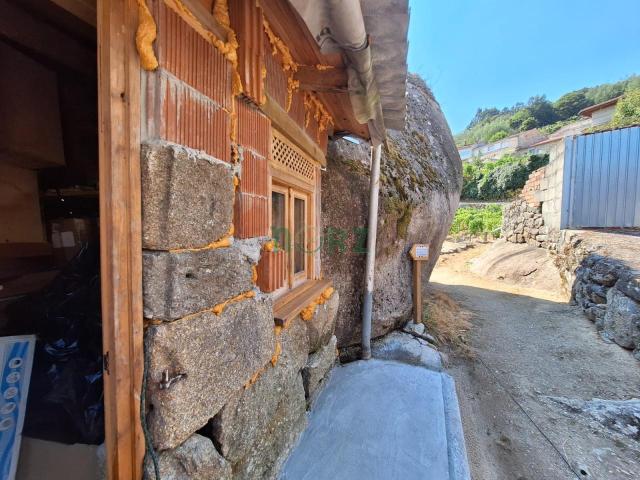 casa de piedra y bodeega en Leiro