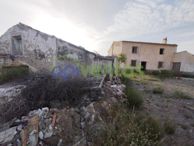 Casa de piedra con 13 hec de terreno con almendros