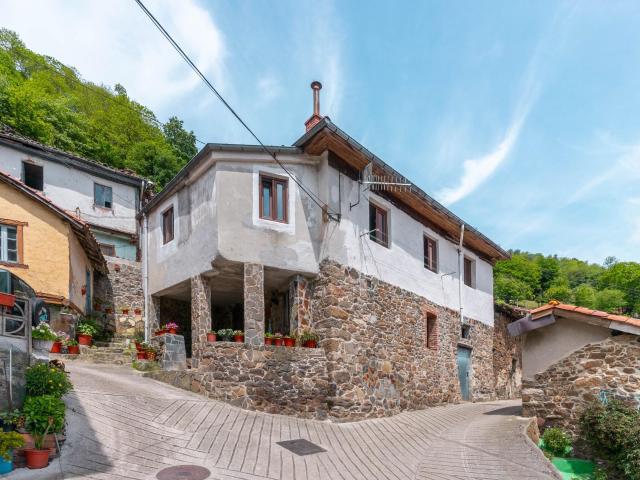CASA DE PIEDRA 3 hab y 2 baños, TEJADO NUEVO Y FINCA EDIFICABLE EN EL MERUXAL LAVIANA