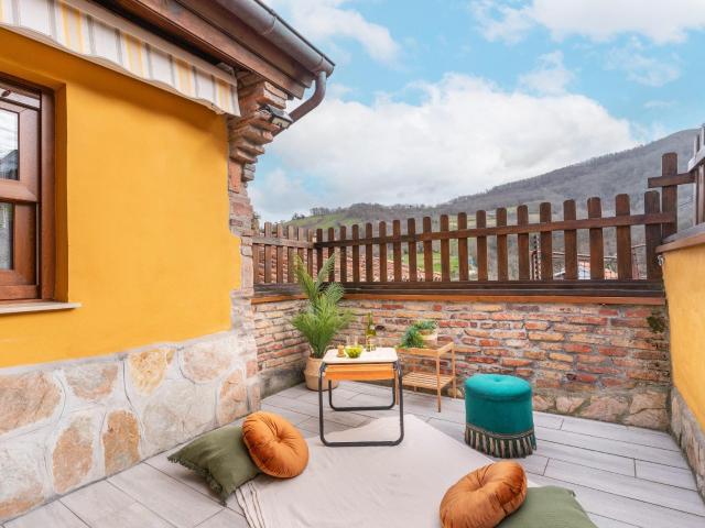 Casa de piedra con encanto asturiano, terraza y corredor en San Martín de Rey Aurelio