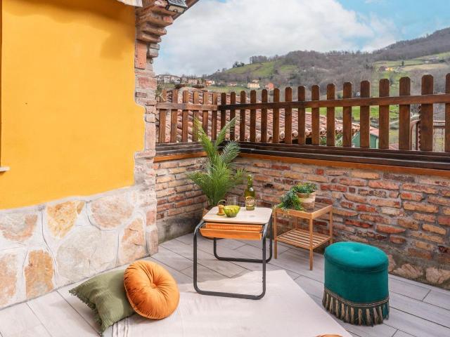 Casa de piedra con encanto asturiano, terraza y corredor en San Martín de Rey Aurelio