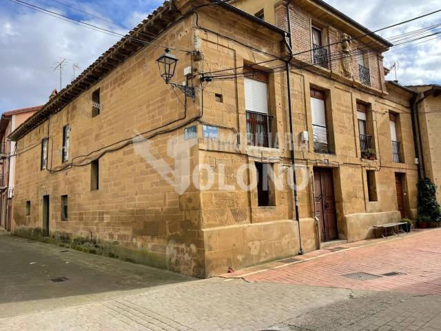 Casa de piedra con escudo para reformar