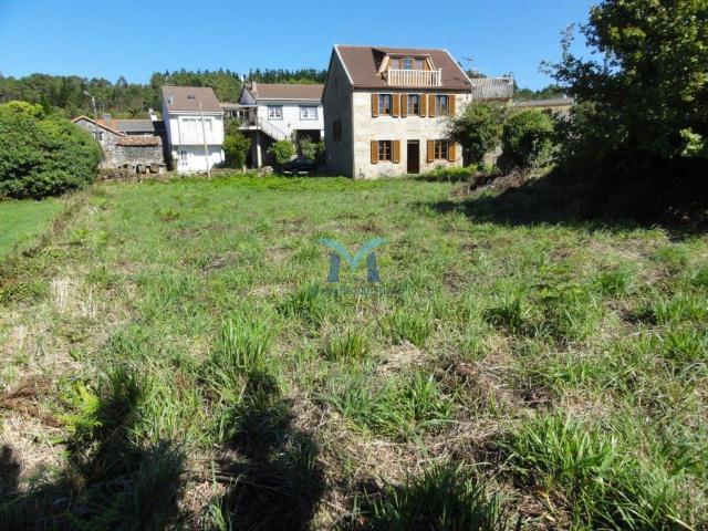 Casa de piedra con finca de 971 m² y garaje
