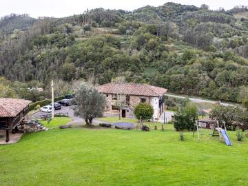 Casa de piedra con finca privada de 5.600 m2 a 10 min de Villaviciosa, cerca de la playa de Rodiles y Tazones