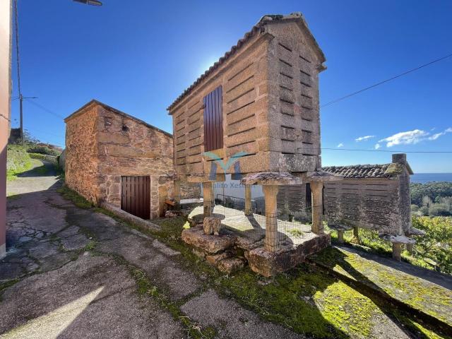 Casa de piedra con hórreo, finca y vistas al mar