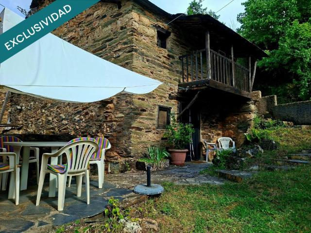 Casa de piedra con jardín