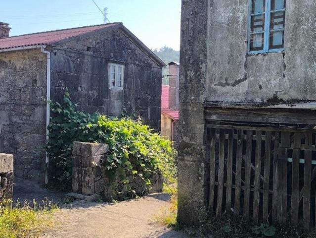 Casa de piedra con potencial a precio increíble