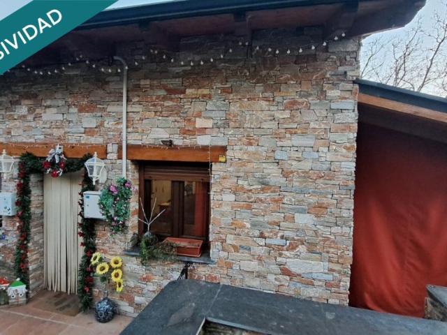 CASA DE PIEDRA CON PATIO