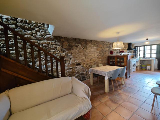 CASA DE PIEDRA CON TERRAZA Y BARBACOA