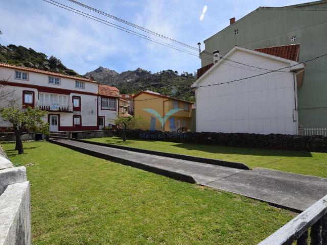 Casa de Piedra con Terreno y Vistas al Mar