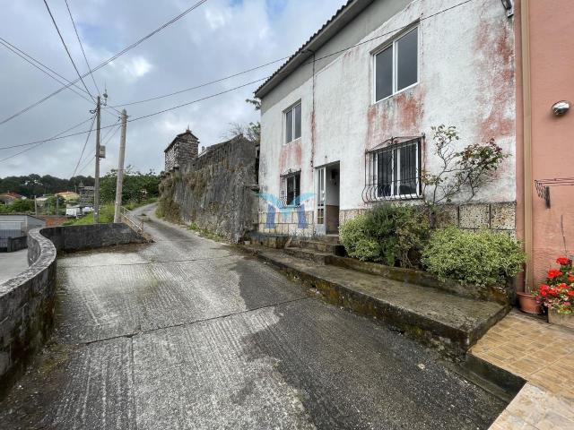 Casa de piedra con terreno, hórreo y zona edificable en Estorde Cee, a 700 m de la playa