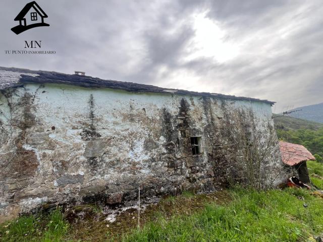 Casa de Piedra con Terrenos – Privacidad Total en Luena