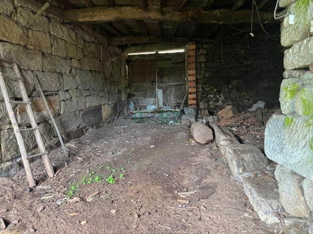 casa de piedra con un encanto rústico