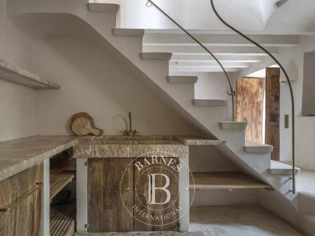 Casa de Piedra Clásica con Comodidades Modernas en el Centro. 147m² Deià