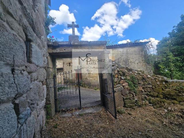 Casa de piedra de 1960 para rehabilitar en la Zona de Ribadavia, con patio y singular entrada de cantería
