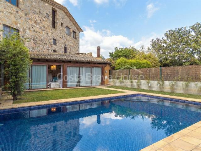 Casa de piedra en venta en Torrent con jardín privado, pisci. 396m² Torrent d'Emporda