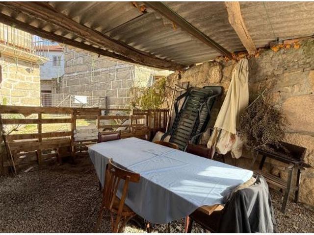 Casa de piedra en allariz con tejado, ventanas calefacción nuevos. Con patio y terreno amplio!