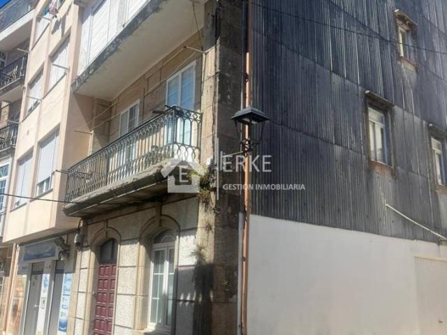 CASA DE PIEDRA EN EL CASCO HISTÓRICO DE CÉE
