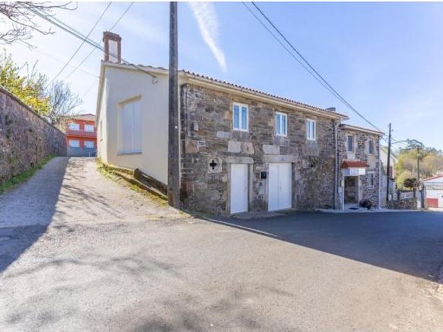 Casa de piedra en Forcarei con 363 m2 y patio – oportunidad de rehabilitación