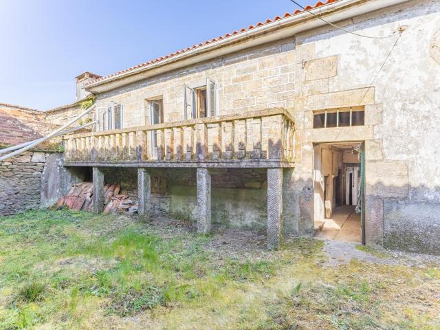 Casa de piedra en Forcarei con 363 m² y patio – oportunidad de rehabilitación