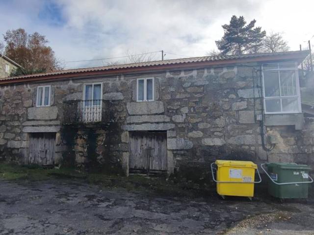 Casa de piedra independiente de 190 m² con terreno anexo, mina de agua y pozo propio