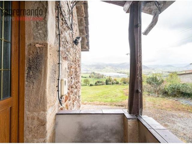 Casa de piedra Independiente sobre terreno urbano en Sobarzo