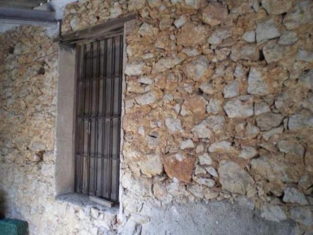 Casa de piedra integrada en el pueblo