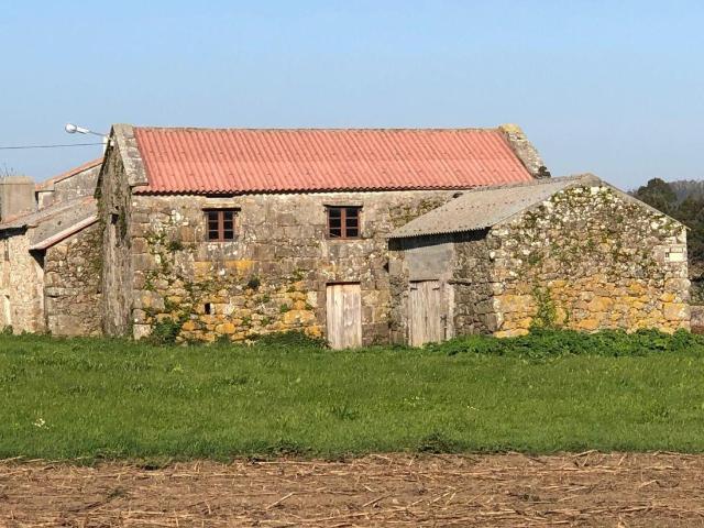 Casa de piedra muy soleada con finca urbana en Oruxo Muxía, para restaurar