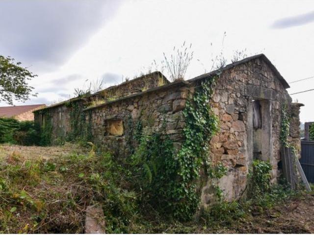 Casa de piedra para reforma al lado de Baio