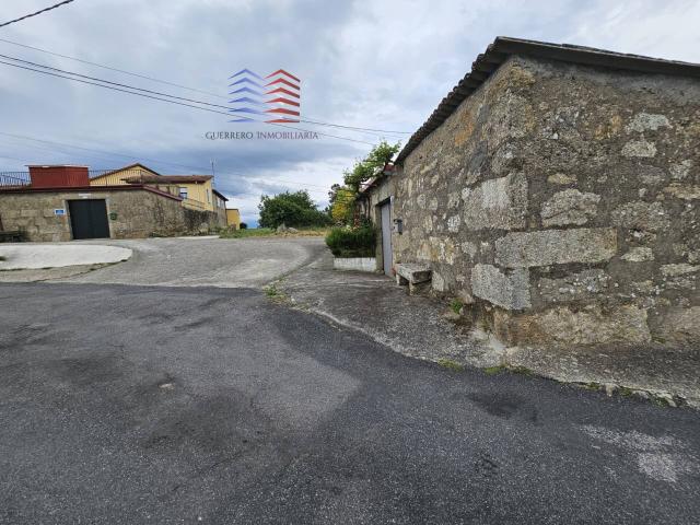 CASA DE PIEDRA PARA REFORMAR CON 2 SUBPARCELAS EN SAN CIBRAO DAS VIÑAS CURRÁS – 45.000 €