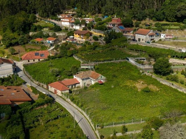 CASA DE PIEDRA PARA REFORMAR CON EXTENSA FINCA A 5 MINUTOS DE LA PLAYA