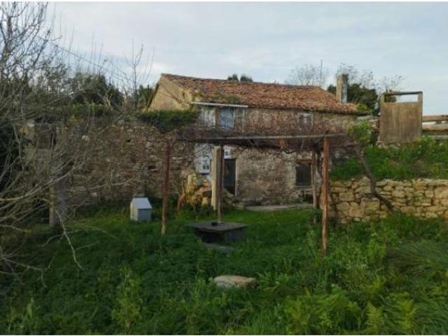 Casa de piedra para rehabilitar con gran finca en Meirás, Valdoviño