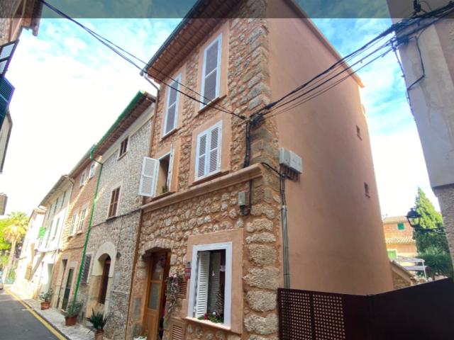 Casa de piedra renovada en el pueblo de Tramuntana 200m² Sóller