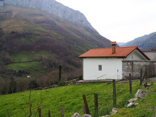 Casa de piedra reformada independiente urbana de 210 m2 en 3 plantas con 1000 m2 de terreno urbano en Val de Asón Arredo