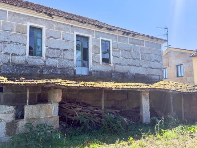Casa de piedra registrada para rehabilitación integral en A merca cerca de las piscinas municipales