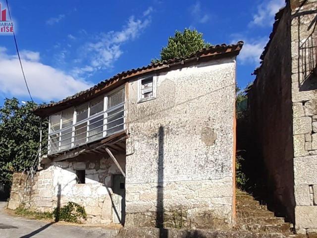 CASA DE PIEDRA SITA EN LA ZONA DE VILAMARIN, A 15 MINUTOS DE LA CIUDAD DE OURENSE