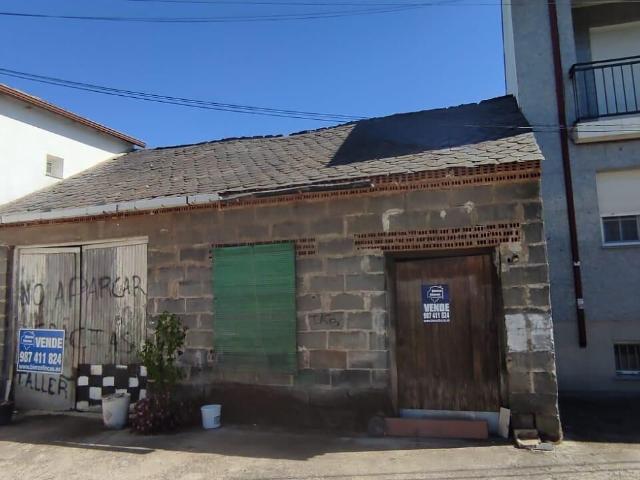 ✨SE VENDE CASA DE PIEDRA CON HISTORIA Y GRAN POTENCIAL ✨