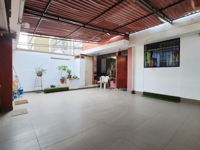 CASA DE PISOS | AZOTEA | 2 ESTACIONAMIENTOS | 5 DORM