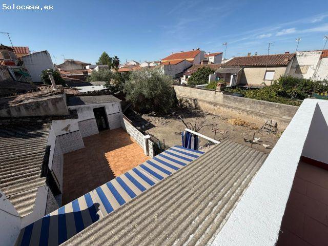 CASA DE PLANTA BAJA CON PATIO DE 150 METROS CON APARTAMENTO EN LA PRIMERA PLANTA EN ARROYO DE LA LUZ