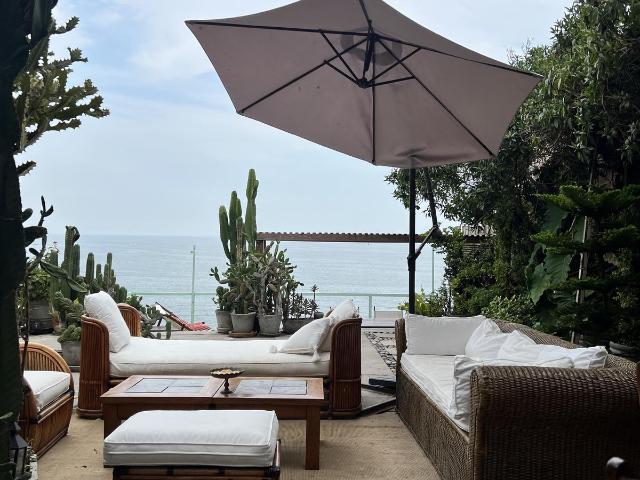 Casa de Playa en Los Pulpos con Piscina, Jardín y Espectacular Vista al Mar