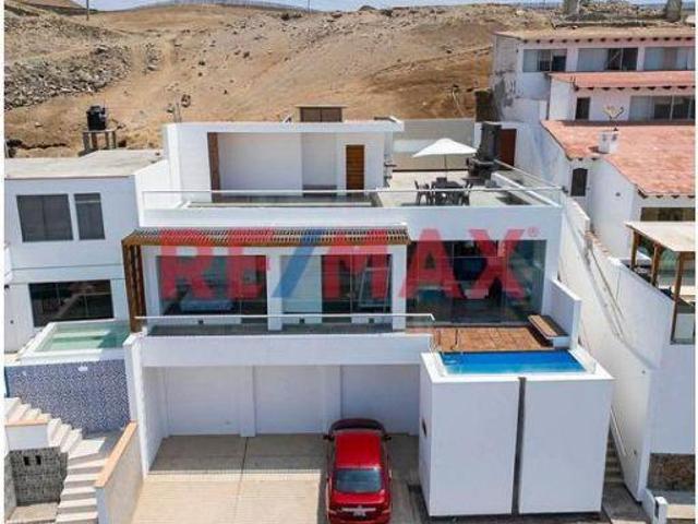 Casa de playa en Cerro Azul con piscina, amplias terrazas y excelente vista al mar