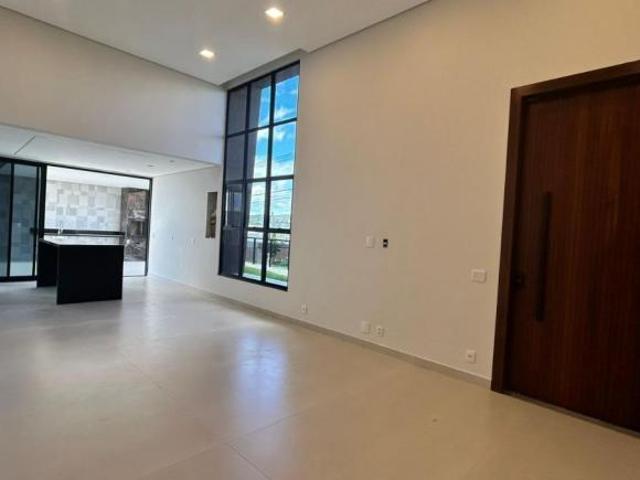Casa de presença marcante no Condomínio Parque dos Buritis